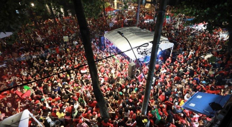 ARMAZÉM DO CAMPO Na região central do Recife, eleitores, militantes e apoiadores do PT celebraram a vitória de Lula, mas também avaliaram o resultado da eleição para o governo    