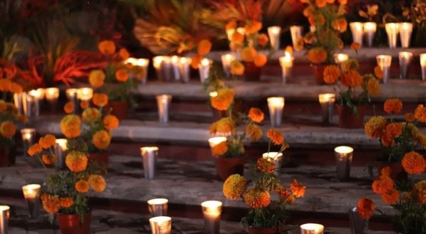 A flor cempasúchil, conhecida no Brasil como 'rojão', decorando altar de Día de Muertos. 