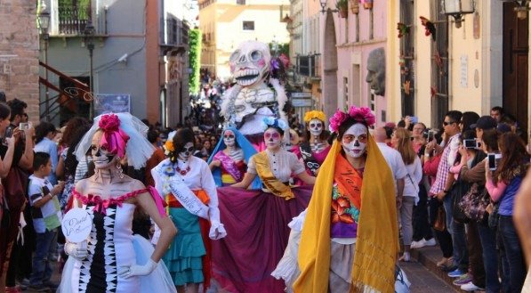 O Día de Los Muertos é em 02 de novembro porém é celebrado no México por vários dias, 