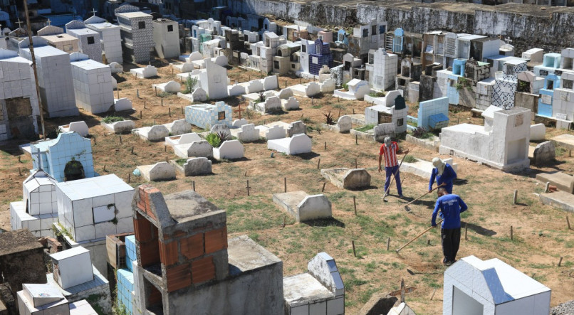MANUTENÇÃO No Cemitério de Guadalupe, em Olinda, equipes de capinação, varrição, jardinagem e serviços hidráulicos foram escaladas