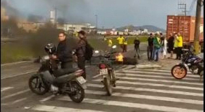 Caminhoneiros interditam rodovias no sul do Brasil.