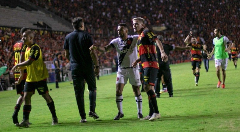 Sport x Vasco será decidido no STJD devido a invasão da torcida rubro-negra no gramado da Ilha do Retiro após provocações de jogadores cruz-maltinos no gol de empate