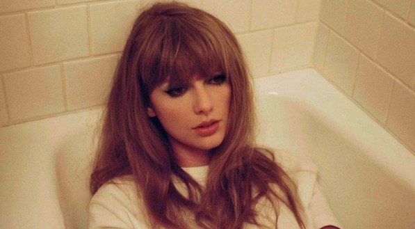 Taylor Swift posa em sessão de fotos para o álbum 'Midnights', lançado em outubro de 2022. 