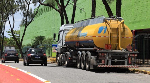 FILA POSTOS DE GASOLINA
