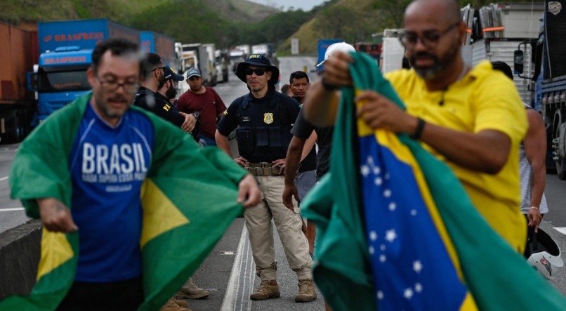 Manifestantes pró-Bolsonaro contestam resultado das eleições