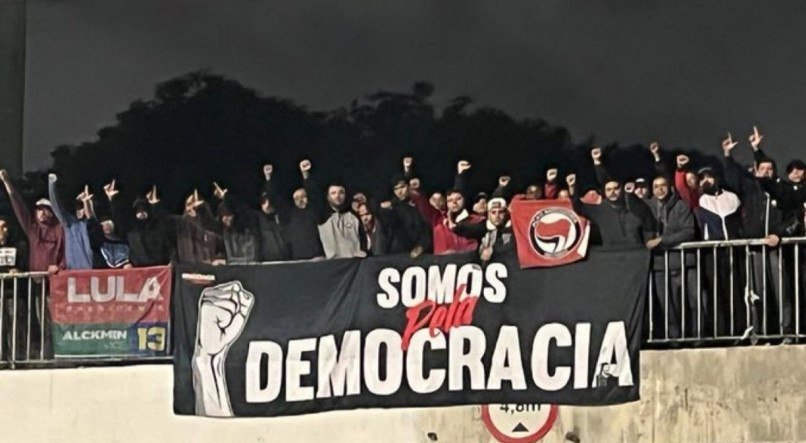 Torcedores do Corinthians estenderam faixas a favor da democracia.