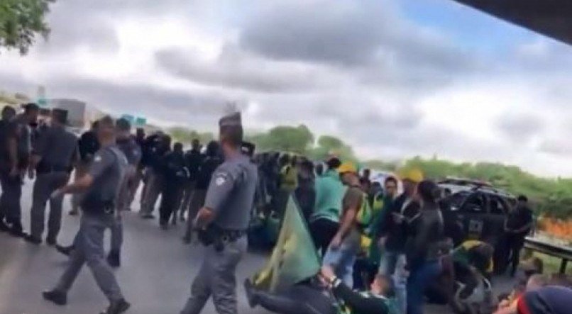 Agentes da PRF retiram manifestantes da rodovia em Guarulhos, São Paulo.