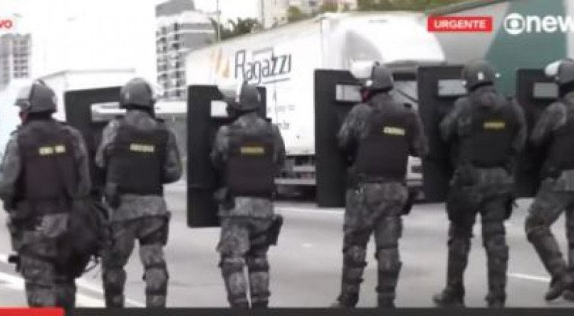 Tropa de Choque da Polícia Militar atua contra bloqueio nas estradas