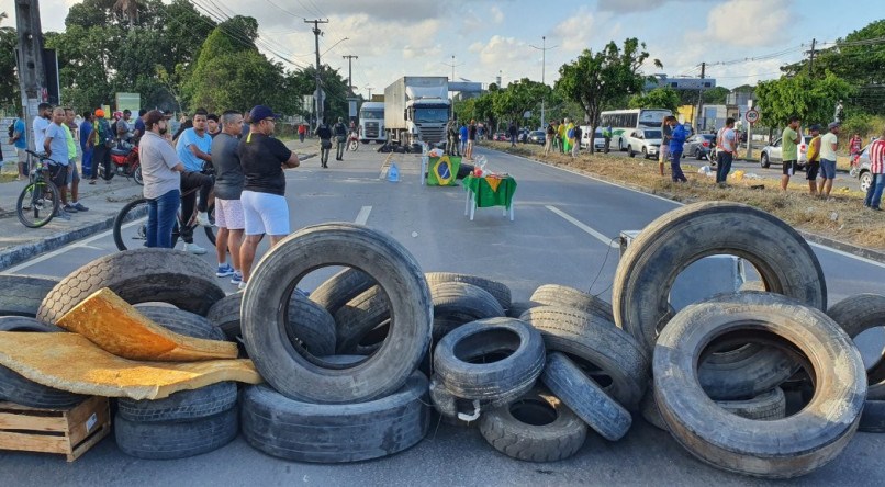 Caminhoneiros interditam a BR-101 em Igarassu, Grande Recife.