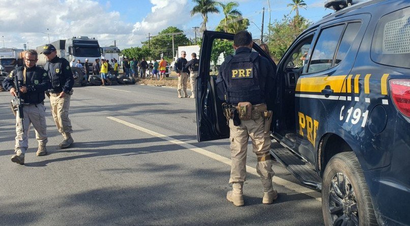 Br é interditada em Igarassu, Grande Recife, por manifestantes pró-Bolsonaro.