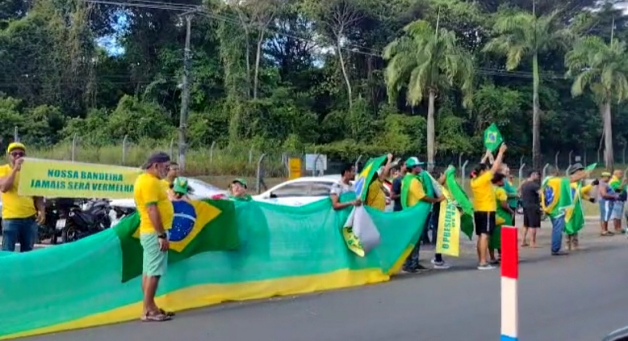 PMs aplaudem manifestantes bolsonaristas ao passar pela BR-104 em Caruaru