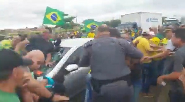 Bolsonaristas são atropelados em bloqueio montado em Mirassol, no interior de São Paulo