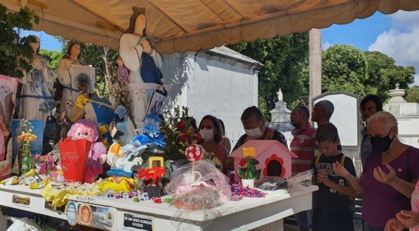 TRADIÇÃO Entre os túmulos mais visitados no Cemitério de Santo Amaro está o da Menina sem Nome - menina não identificada há mais de 50 anos e vítima de violência sexual