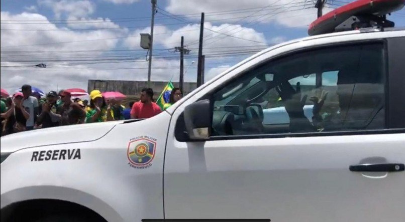 Policiais militares aplaudem manifestantes na BR-104, em Caruaru, cidade do Agreste de Pernambuco