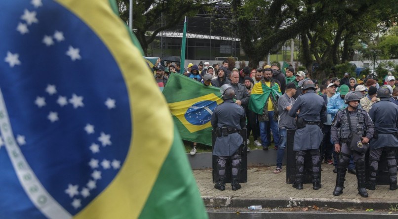 Manifestantes n&atilde;o aceitam os resultados das elei&ccedil;&otilde;es de 2022, que consagraram Luiz In&aacute;cio Lula da Silva (PT) como o pr&oacute;ximo presidente do Brasil