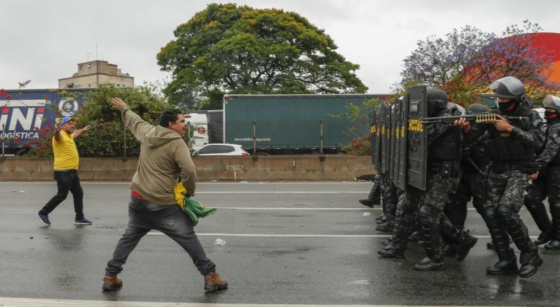 Tropa de choque retira apoiadores de Jair Bolsonaro da Rodovia Castelo Branco, em S&atilde;o Paulo
