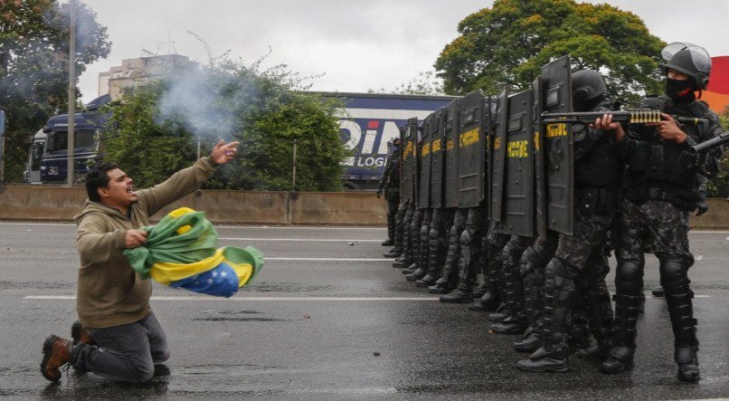 PROTESTOS Tropa de choque retira apoiadores de Jair Bolsonaro da Rodovia Castelo Branco, em S&atilde;o Paulo 
