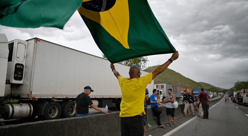 Manifestantes bolsonaristas continuam na frente de quart&eacute;is generais ap&oacute;s viagem de Bolsonaro?