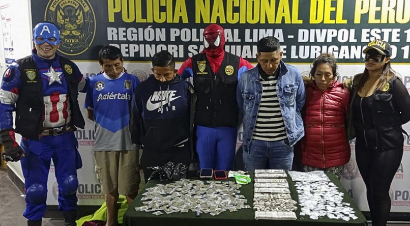 Policiais do Peru se vestiram de personagens como Homem Aranha e Capitão América para operação