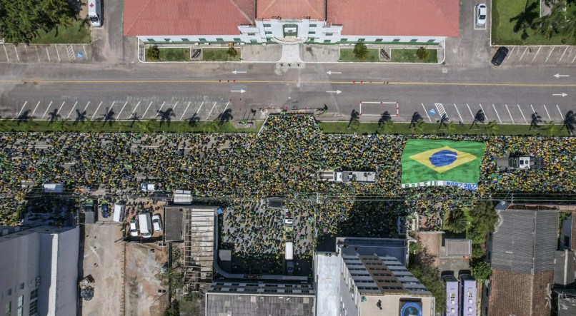 Apoiadores de Bolsonaro em frente ao 63º Batalhão de Infantaria, em Estreito, bairro de Florianópolis (SC)