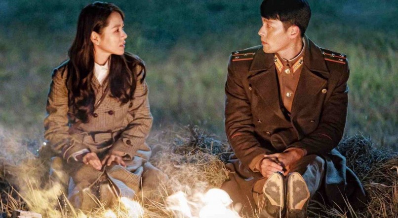 Se-ri (Son Ye-jin) e Capitão Ri (Hyun Bin) são os protagonistas de 'Pousando no Amor'. 