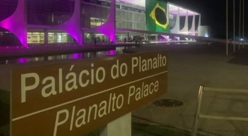 Durante a campanha eleitoral, Bolsonaro mandou colocar a bandeira do Brasil na fachada do Palácio do Planalto