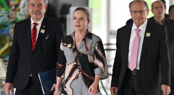 GOVERNO LULA: Gleisi diz que LULA vai insistir em PEC bilionária e que petista tem agenda com LIRA e partidos