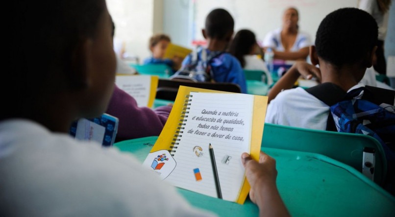O Plano Nacional de Educação (PNE) tem em sua quinta meta, a alfabetização de todas as crianças, no máximo, até o final do 3º (terceiro) ano do ensino fundamenta