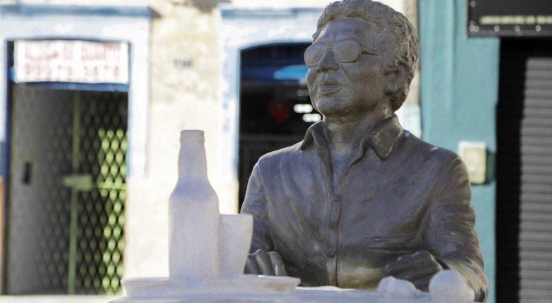 SÍMBOLO Estátua do rei Reginaldo Rossi no Pátio de Santa Cruz, Centro do Recife