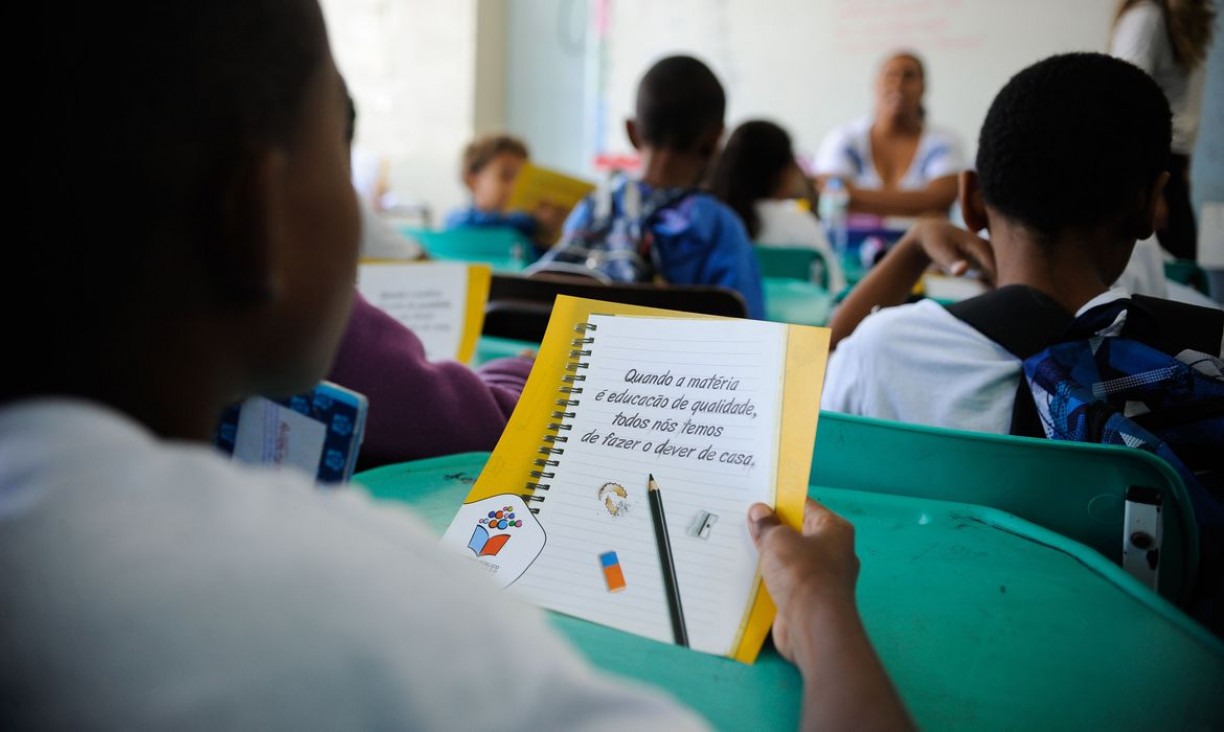 O Plano Nacional de Educação (PNE) tem em sua quinta meta, a alfabetização de todas as crianças, no máximo, até o final do 3º (terceiro) ano do ensino fundamental