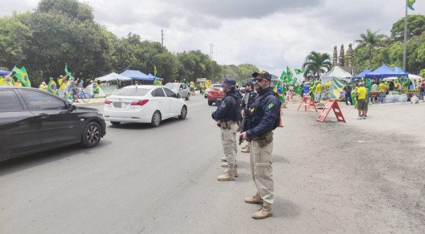 Policiais rodoviários federais monitoram movimentação na frente do Comando Militar do Nordeste, na BR-232