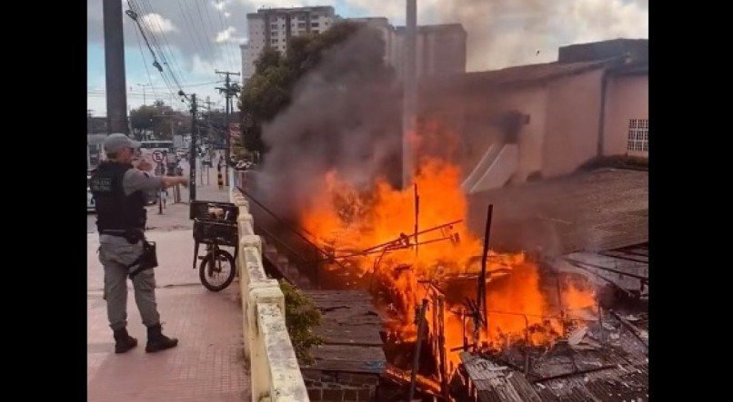 Dois imóveis construídos sob a Ponte da Caxangá foram atingidos pelas chamas