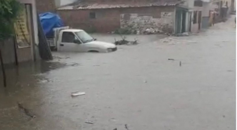 BEZERROS Imagens e vídeos que circulam pelo WhatsApp mostram ruas e casas alagadas e veículos submersos
