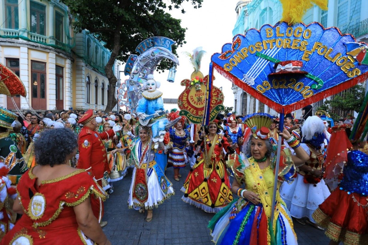 CARNAVAL: encontro de blocos líricos arrasta multidão pelas ruas do Bairro do Recife