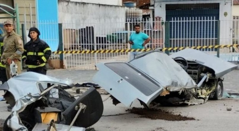 O impacto da colis&atilde;o do carro contra a vitrine de uma loja em Caruaru foi t&atilde;o forte que o autom&oacute;vel foi &quot;desmontado&quot;