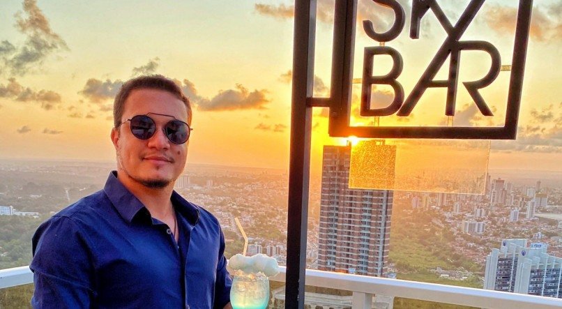 O Sky Bar, com 145 metros de altura, é considerado o bar mais alto do Brasil com vista para o mar.