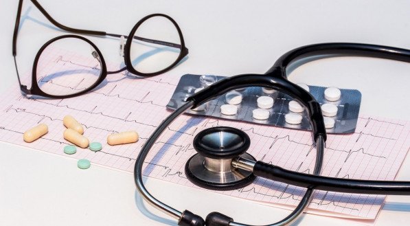 O diagnóstico geralmente envolve uma combinação de exames, como colonoscopia, sigmoidoscopia, exames de sangue, tomografia computadorizada e ressonância. 