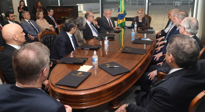 Lula junto de ministros do STF em reuni&atilde;o.
