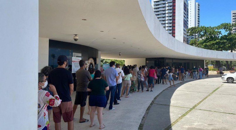 Filas tomaram conta do Centro de Testagem Parque Dona Lindu, que realiza o teste de covid por demanda espontânea e agendamento