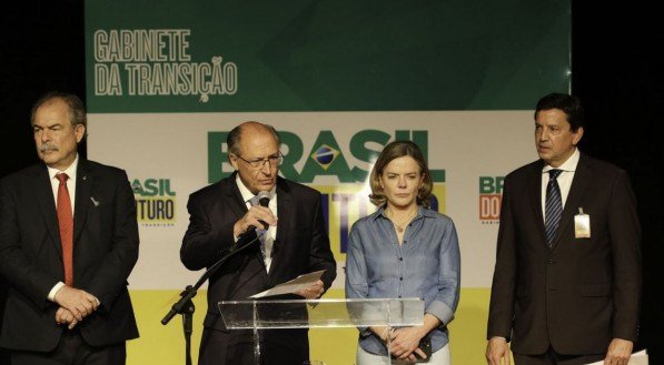 GLEISI SEM CARGO? Lula indica que pode deixar petistas que coordenam transição fora de ministérios