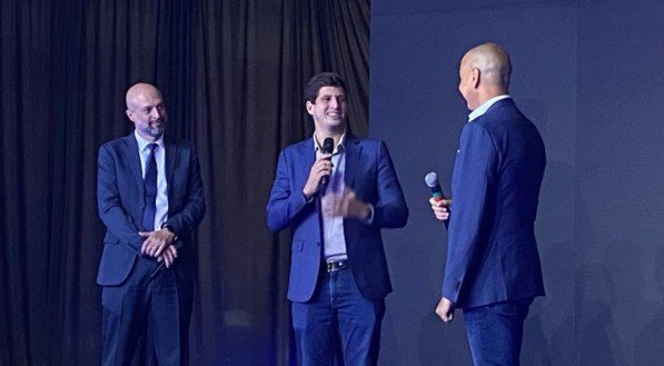 João Campos e presidente da TIM Alberto Griselli em evento que marcou cobertura em 100% dos bairros da cidade