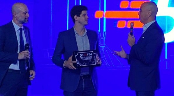 João Campos recebe placa do presidente da TIM, Alberto Griselli, no Recife