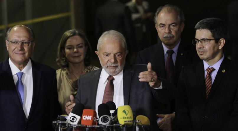 O presidente eleito, Luiz Inácio Lula da Silva, acompanhado de seu vice, Geraldo Alckmin e de coordenadores da transição.