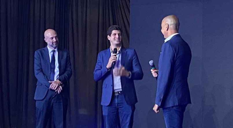 João Campos e presidente da TIM Alberto Griselli em evento que marcou cobertura em 100% dos bairros da cidade