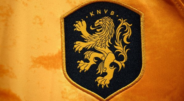 Escudo da Seleção da Holanda no uniforme para a Copa do Mundo 2022