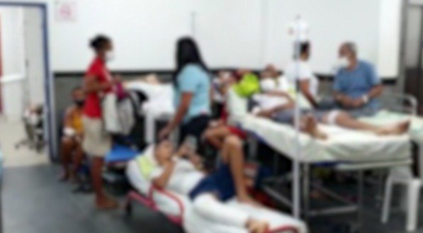 CAOS E COLAPSO no Hospital Otávio de Freitas: o drama de pacientes em macas do lado de fora do hospital