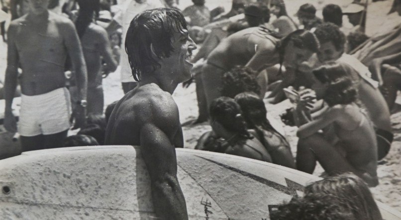 Walter Coelho da decada de 1970  na praia de Boa Viagem em frente ao edifício Acaiaca . Foto do livro de Alexandre Gondim: "A Primeira Onda- O Começo do Surfe em Pernambuco.