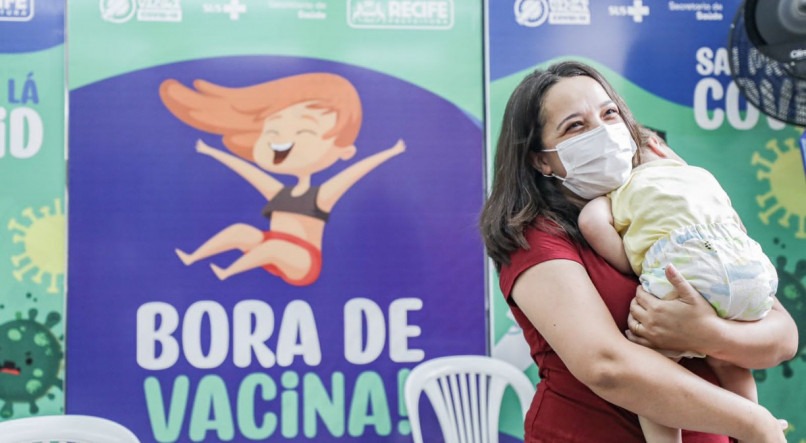 Juliana Ribeiro, mãe de Vinícius, de 1 ano e 3 meses, estava de olho na liberação da vacinação para marcar para o filho