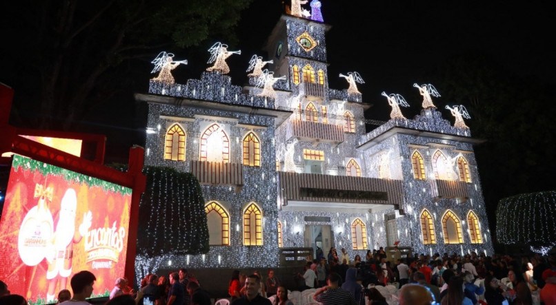 Acendimento das luzes do Palácio Celso Galvão é uma das tradições da noite de abertura do Natal de Garanhuns