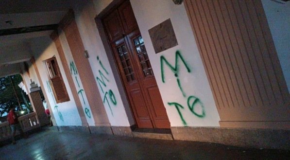 Centro de formação do MST em Pernambuco é invadido e pichado com símbolo do nazismo e a palavra 'mito'
